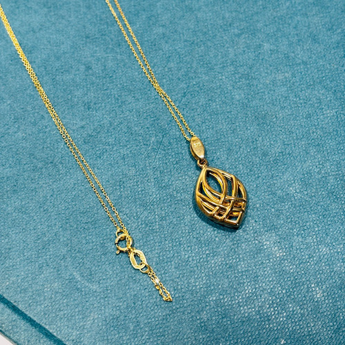 Collana con ciondolo - , e
